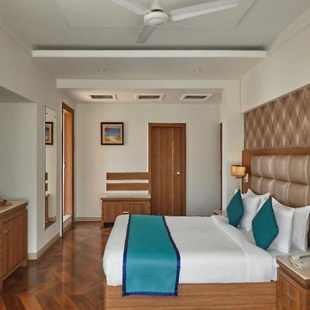 Click Hotel Nashik Luaran gambar