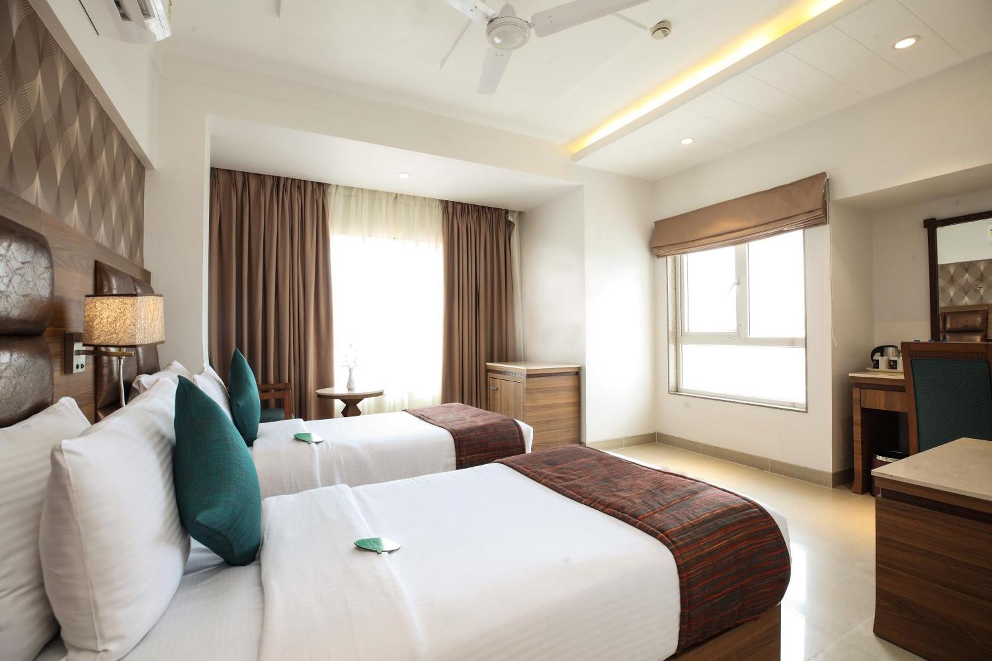 Click Hotel Nashik Luaran gambar