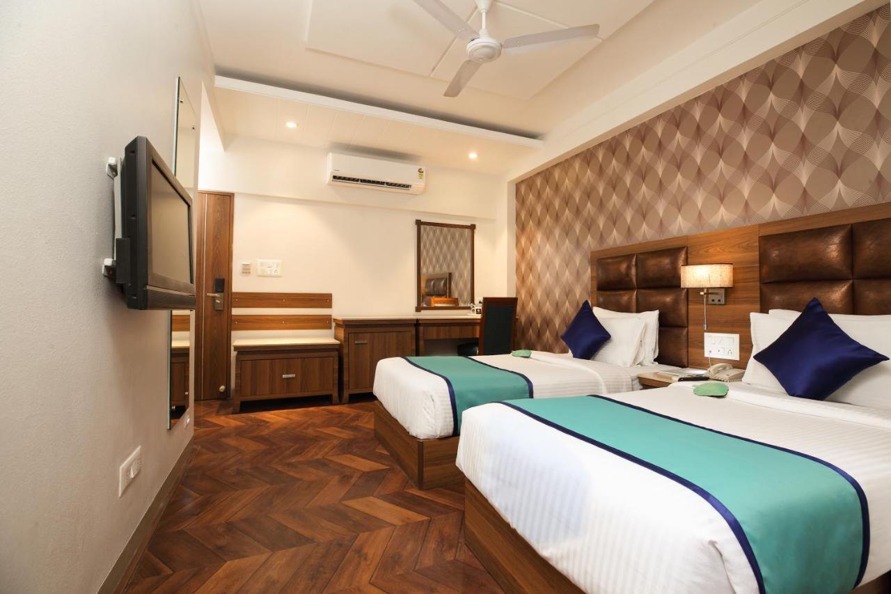 Click Hotel Nashik Luaran gambar