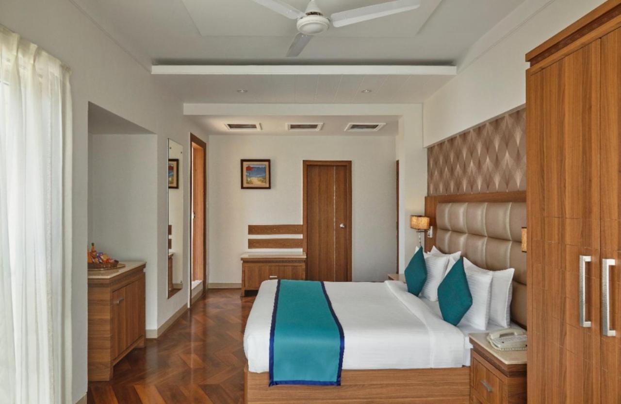 Click Hotel Nashik Luaran gambar