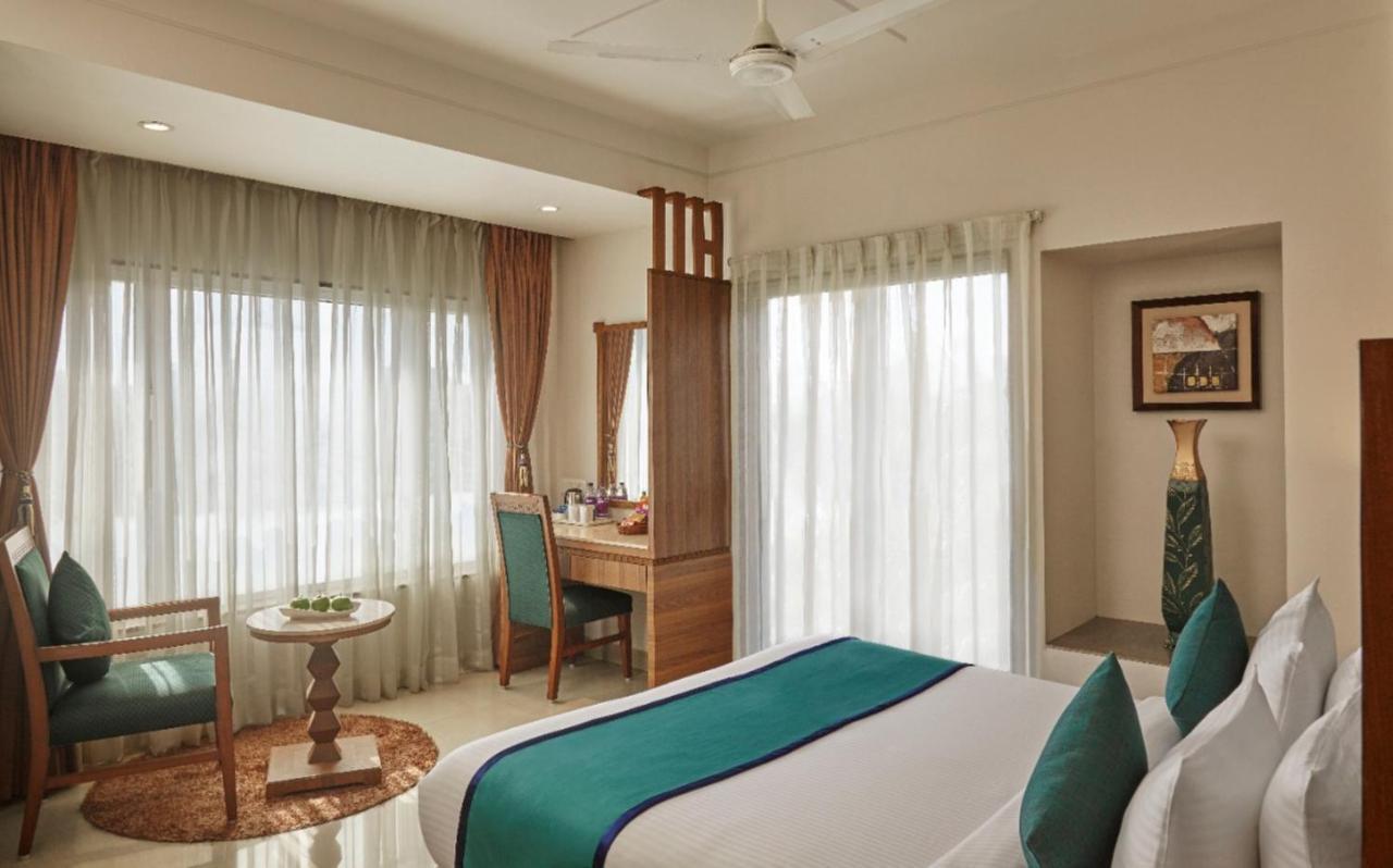 Click Hotel Nashik Luaran gambar