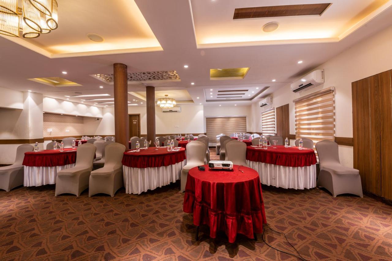 Click Hotel Nashik Luaran gambar