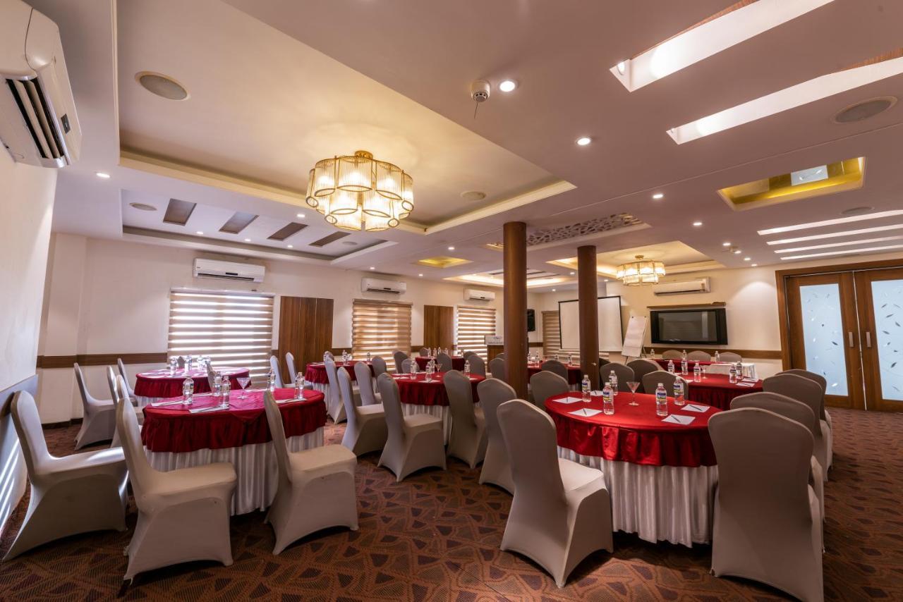 Click Hotel Nashik Luaran gambar