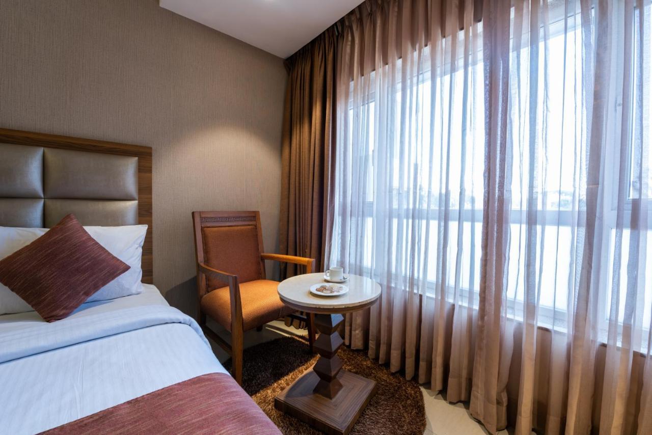 Click Hotel Nashik Luaran gambar