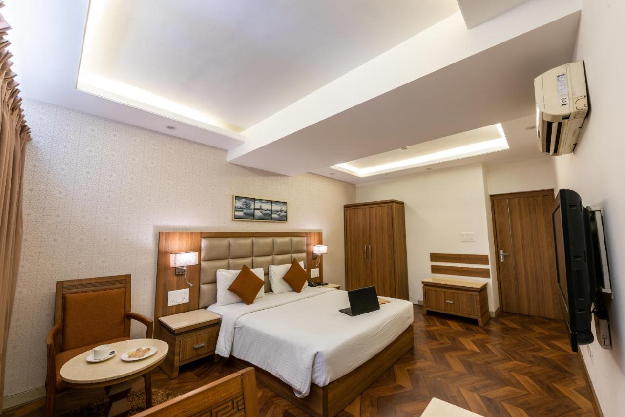 Click Hotel Nashik Luaran gambar