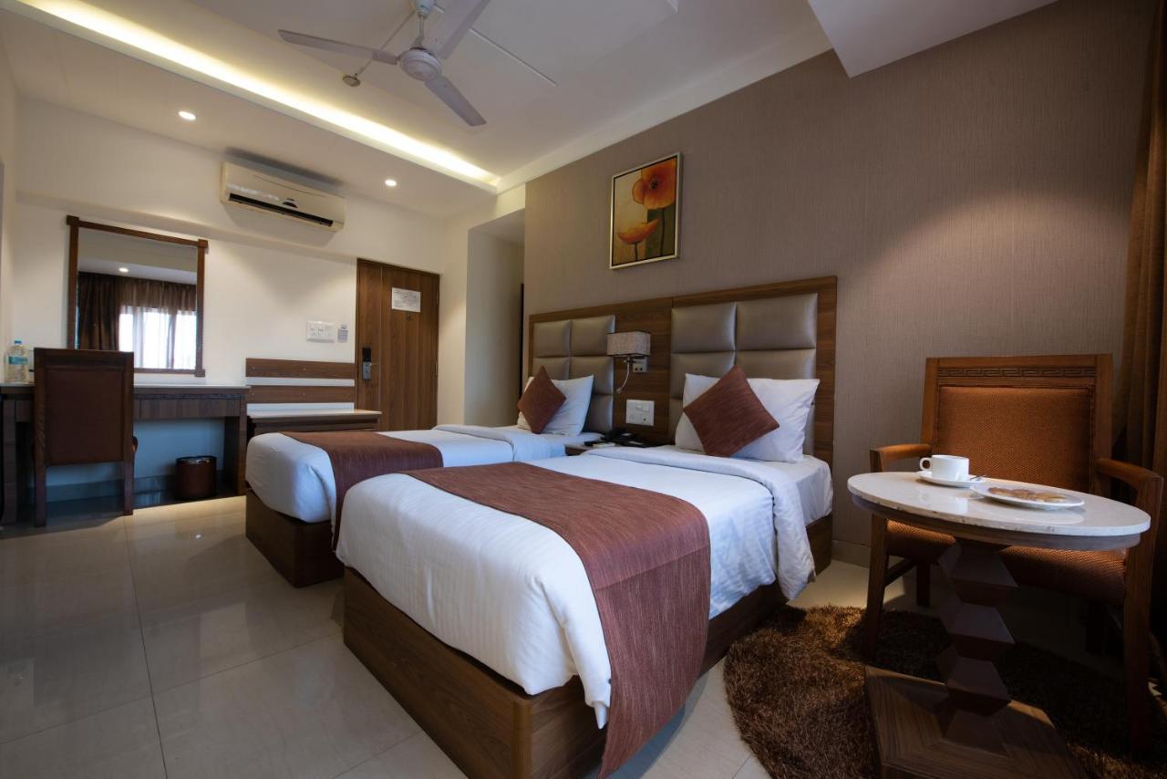 Click Hotel Nashik Luaran gambar