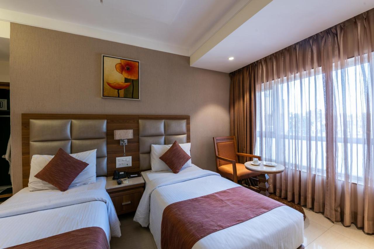 Click Hotel Nashik Luaran gambar