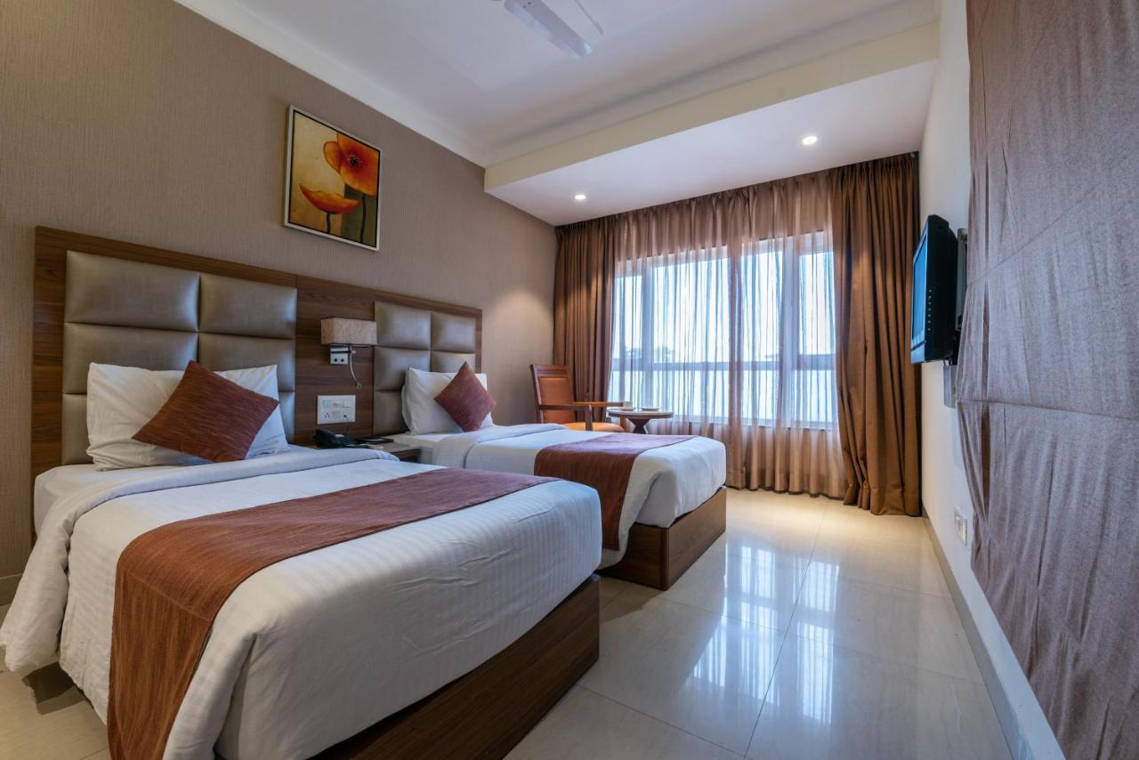 Click Hotel Nashik Luaran gambar