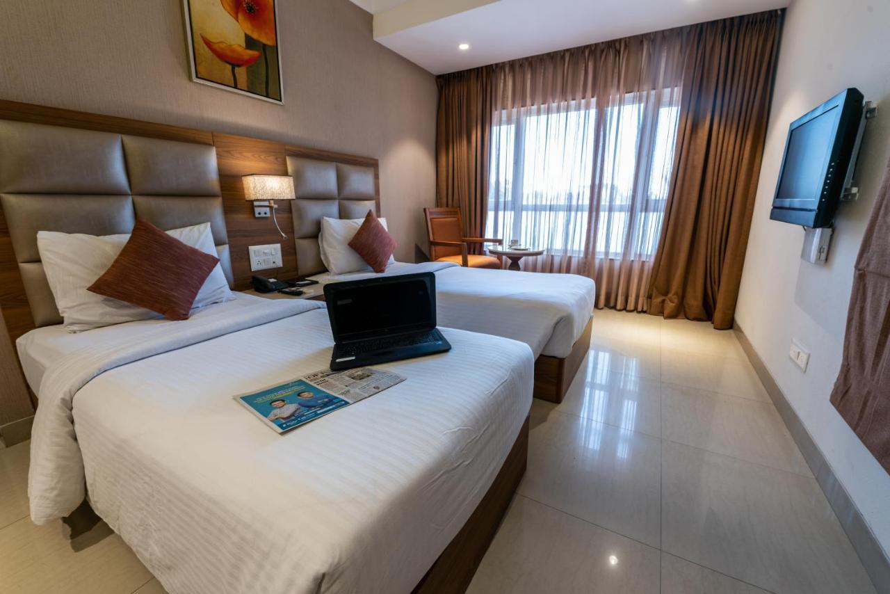 Click Hotel Nashik Luaran gambar