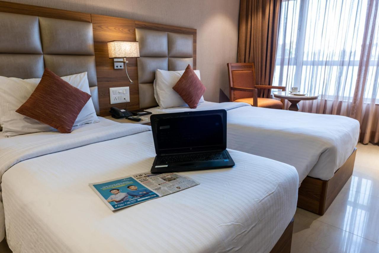 Click Hotel Nashik Luaran gambar