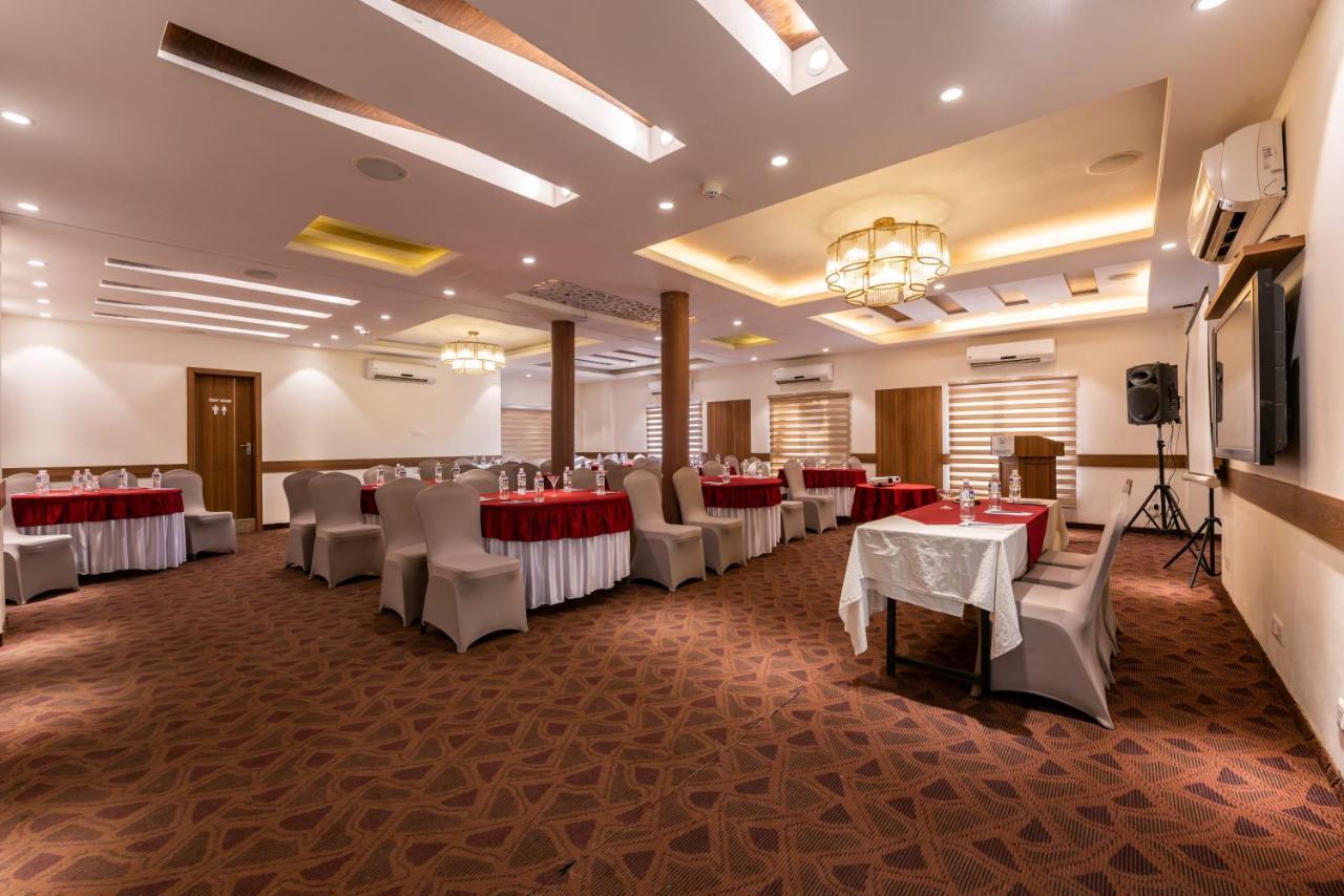 Click Hotel Nashik Luaran gambar