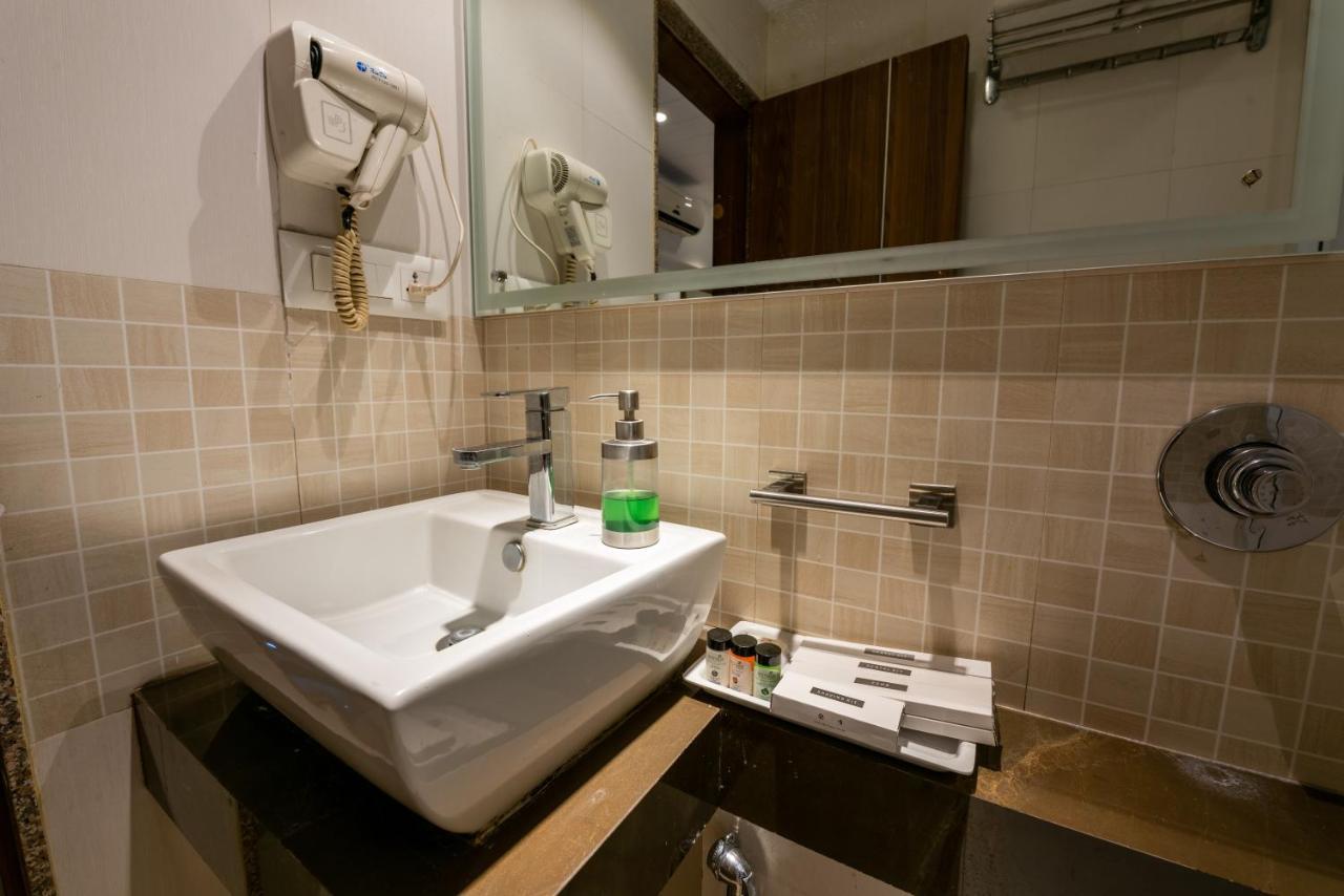 Click Hotel Nashik Luaran gambar