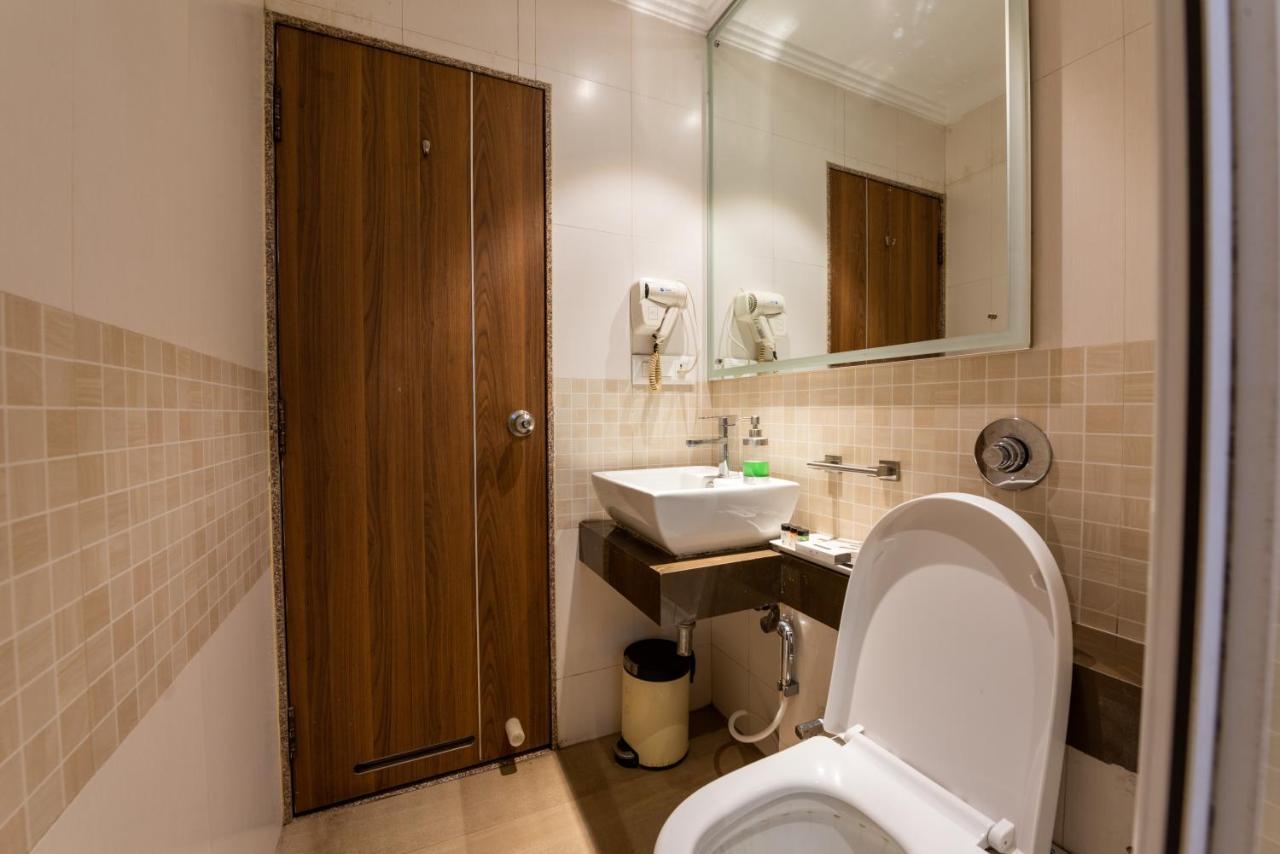 Click Hotel Nashik Luaran gambar