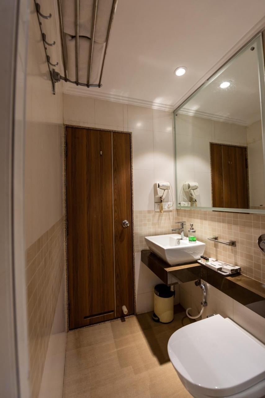 Click Hotel Nashik Luaran gambar